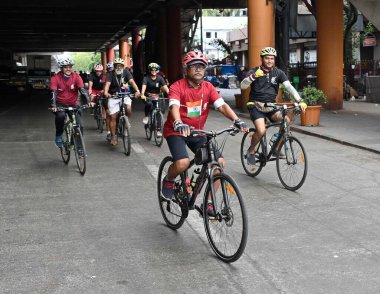 MUMBAI INDIA 3 Haziran 2023 Fitness ikonu Milind Soman, Lifelong Online Retail Pvt Ltd tarafından Andheri 'de 3 Haziran 2023 tarihinde Vijay Bate Hindustan Times tarafından düzenlenen Dünya Bisiklet Gününde 250 bisikletçi ile birlikte bir bisiklet mitingine katıldı. 