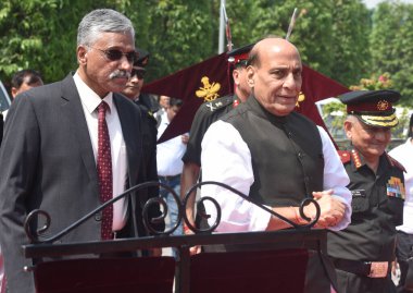 NEW DELHI INDIA 5 Haziran 2023 Hint Silahlı Kuvvetleri Genelkurmay Başkanı Korgeneral Anil Chauhan ve Raksha Mantri Rajnath Singh, Hindistan Savunma Bakanı Giridhar Aramane ile birlikte ABD Savunma Bakanı Lloyd Austin, Tri