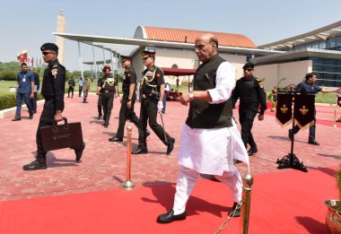 NEW DELHI INDIA HAZİRAN 5 HAZİRAN Hindistan Savunma Bakanı Rajnath Singh ABD Savunma Bakanı Lloyd Austin, Tri-Service Onur Muhafızlarını teftiş ederken ve 5 Haziran 2023 tarihinde Yeni Delhi Hindistan 'da Manekshaw Center Delhi Cantt' da bir toplantı