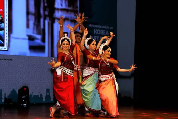 stock image NEW DELHI INDIA MAY 23 2023 Odissi artiste Aniruddha Das and group depicted the 10 avatars of Lord Vishnu during the Indo Korean culture and camaraderie at Kamani Auditorium Mandi House on May 23 2023 in New Delhi India Dressed in colorful attires Ko