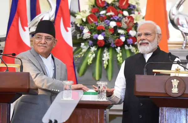 NEW DELHI INDIA HAZİRAN 12023 Başbakan Narendra Modi ve Nepal Başbakanı Pushpa Kamal Dahal Prachanda, 1 Haziran 2023 tarihinde Yeni Delhi Hindistan 'daki Hyderabad House' da yaptıkları toplantı sonrasında yaptıkları ortak basın açıklamasında projelerini başlattılar.