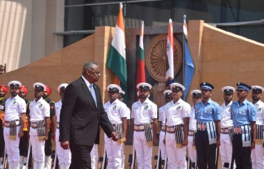 NEW DELHI INDIA 5 Haziran 2023 ABD Savunma Bakanı Lloyd Austin, 5 Haziran 2023 'te Sonu Meht tarafından Yeni Delhi Hindistan' da çekilen fotoğrafta, Manekshaw Center Delhi Cantt 'da görünmeyen Raksha Mantri Rajnath Singh' in huzurunda Tri Onur Muhafızlarını denetledi.