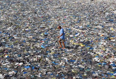 MUMBAI INDIA HAZİRAN 5 HAZİRAN 2023 Bir adam Dünya Çevre Günü Colaba 'da Badhwar Parkı yakınlarında tonlarca plastik atık arasında yürüyor 5 Haziran 2023' de Mumbai Hindistan 'da fotoğraf: Bhushan Koyande Hindustan Times 