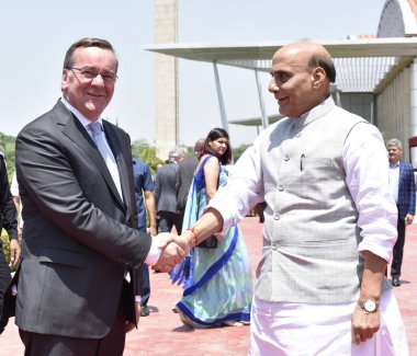NEW DELHI INDIA 6 Haziran 2023 Hindistan Savunma Bakanı Rajnath Singh denetleme Tri Servisi Onur Koruması sırasında Almanya Federal Savunma Bakanı Boris Pistorius ile tokalaştı ve 6 Haziran 2023 tarihinde Manekshaw Merkezi 'nde bir toplantı yaptı.