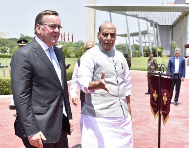 NEW DELHI INDIA 6 Haziran 2023 Hindistan Savunma Bakanı Rajnath Singh denetleme Tri Servisi Onur Koruması sırasında Almanya Federal Savunma Bakanı Boris Pistorius ile tokalaştı ve 6 Haziran 2023 tarihinde Manekshaw Merkezi 'nde bir toplantı yaptı.