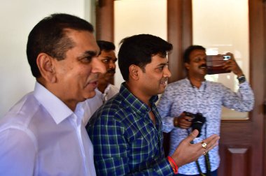 MUMBAI INDIA 6 Haziran 2023 Shivsena Milletvekili Shrikant Shinde ve MLA Prakash Surve parti liderleri Salı günü Mumbai 'deki BMC Genel Merkezi' nde Brihanmumbai Belediyesi Üyesi BMC Üyesi ve Yönetici Iqbal Singh Chahal ile bir araya geldiler.