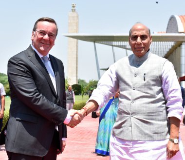 NEW DELHI INDIA 6 Haziran 2023 Hindistan Savunma Bakanı Rajnath Singh denetleme Tri Servisi Onur Koruması sırasında Almanya Federal Savunma Bakanı Boris Pistorius ile tokalaştı ve 6 Haziran 2023 tarihinde Manekshaw Merkezi 'nde bir toplantı yaptı.