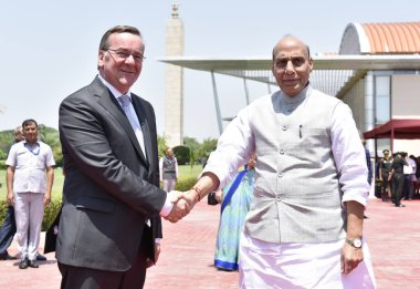 NEW DELHI INDIA 6 Haziran 2023 Hindistan Savunma Bakanı Rajnath Singh denetleme Tri Servisi Onur Koruması sırasında Almanya Federal Savunma Bakanı Boris Pistorius ile tokalaştı ve 6 Haziran 2023 tarihinde Manekshaw Merkezi 'nde bir toplantı yaptı.