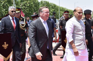 NEW DELHI INDIA 6 Haziran 2023 Hindistan Savunma Bakanı Rajnath Singh denetleme Tri Servisi Onur Koruması sırasında Almanya Federal Savunma Bakanı Boris Pistorius ile tokalaştı ve 6 Haziran 2023 tarihinde Manekshaw Merkezi 'nde bir toplantı yaptı.