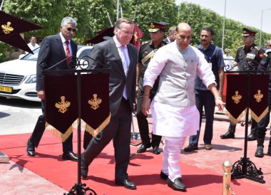 NEW DELHI INDIA 6 Haziran 2023 Hindistan Savunma Bakanı Rajnath Singh denetleme Tri Servisi Onur Koruması sırasında Almanya Federal Savunma Bakanı Boris Pistorius ile tokalaştı ve 6 Haziran 2023 tarihinde Manekshaw Merkezi 'nde bir toplantı yaptı.