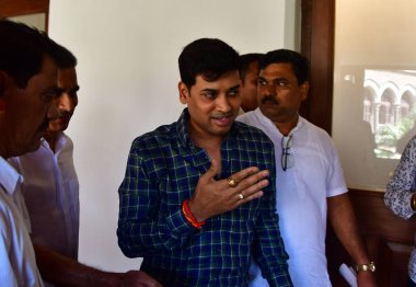 MUMBAI INDIA 6 Haziran 2023 Shivsena Milletvekili Shrikant Shinde ve MLA Prakash Surve parti liderleri Salı günü Mumbai 'deki BMC Genel Merkezi' nde Brihanmumbai Belediyesi Üyesi BMC Üyesi ve Yönetici Iqbal Singh Chahal ile bir araya geldiler.
