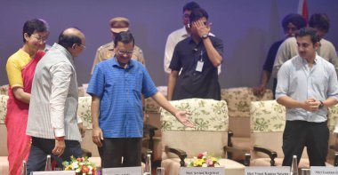 YENİ DELHI INDIA 8 Haziran 2023 Delhi Başkanı Arvind Kejriwal Delhi Vali Vinai Kumar Saxena ile birlikte 8 Haziran 'da Guru Gobind Singh Indraprastha Üniversitesi GSIPU' nun yeni kampüsünün açılışı sırasında BJP milletvekili Gautam Gambhir ile