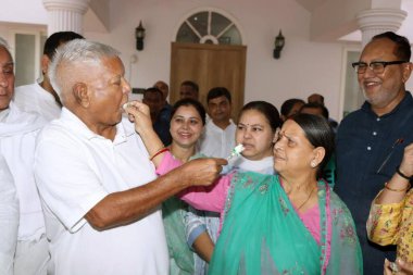 PATNA INDIA 11 Haziran 2023 RJD Şefi Lalu Prasad eski eşi Bihar Başbakanı Rabri Devi ile birlikte 11 Haziran 2023 'te Santosh Kumar Hindistan Fotoğrafı: Santosh Kumar Hindustan Times 