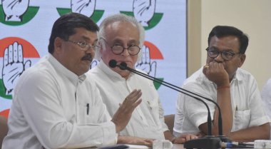 NEW DELHI INDIA 12 Haziran 2023 AICC Genel Sekreteri Jairam Ramesh C ve parti liderleri Mukul Wasnik L ve Bhakta Charan Das, 12 Haziran 2023 tarihinde AICC Genel Merkezi 'nde düzenlenen basın brifinginde Pazartesi günü Yeni Delhi Hindistan Kongresi' nde bir parti temsilcisi tarafından ziyaret talebinde bulundu.