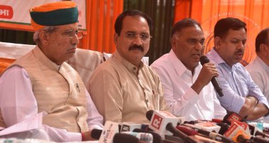 NEW DELHI INDIA 12 Haziran 2023 Hukuk ve Adalet Bakanı ve Parlamento ve Kültür Bakanı Arjun Ram Meghwal Delhi BJP Başkanı Virendra Sachdeva LOP Ramvir Singh Bidhuri ve milletvekili Ramesh Bidhuri bir basın toplantısında 