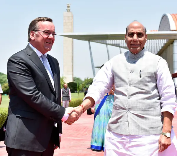 NEW DELHI INDIA 6 Haziran 2023 Hindistan Savunma Bakanı Rajnath Singh denetleme Tri Servisi Onur Koruması sırasında Almanya Federal Savunma Bakanı Boris Pistorius ile tokalaştı ve 6 Haziran 2023 tarihinde Manekshaw Merkezi 'nde bir toplantı yaptı.
