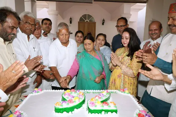 stock image PATNA INDIA JUNE 11 2023 RJD Chief Lalu Prasad along with wife former Bihar Chief Minister Rabri Devi cutting the cake to celebrating his 76th birthday with family members and party leaders at his residence on June 11 2023 in Patna India Photo by San