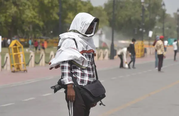 stock image NEW DELHI INDIA JUNE 12 2023 Commuters seen out on a hot summer day at Kartavya path as the heat wave conditions prevailed in Northern India with the maximum temperature settling at 40 degrees Celsius on June 12 2023 in New Delhi India Photo by Sonu 