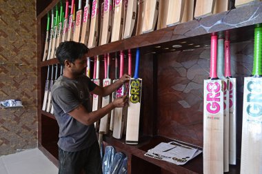 SRINAGAR INDIA 12 Haziran 2023 'te Srinagar' ın 38 kilometre güneyinde Sangam 'da GR8 kriket sopası üretim ünitesinde çalışan bir işçi 2023 yılında Srinagar Hindistan' daki GR8 yarasa üreticisi için bir emir aldı. 