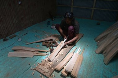 SRINAGAR INDIA 12 Haziran 2023 'te Srinagar' ın 38 kilometre güneyinde Sangam 'da GR8 kriket sopası üretim ünitesinde çalışan bir işçi 2023 yılında Srinagar Hindistan' daki GR8 yarasa üreticisi için bir emir aldı. 