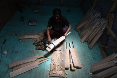 SRINAGAR INDIA 12 Haziran 2023 'te Srinagar' ın 38 kilometre güneyinde Sangam 'da GR8 kriket sopası üretim ünitesinde çalışan bir işçi 2023 yılında Srinagar Hindistan' daki GR8 yarasa üreticisi için bir emir aldı. 