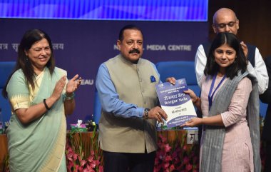 NEW DELHI INDIA 13 Haziran 2023 Devlet Bilim ve Teknoloji Bağımsız Sorumluluğu Bakanı Jitendra Singh ve MOS Dış İlişkiler ve Kültür Bakanı Meenakshi Lekhi ve diğerleri Rozg 'daki adaylara atama mektupları dağıtıyor