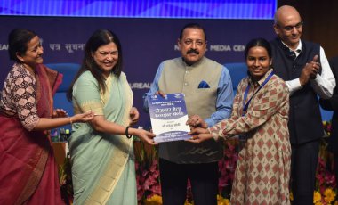 NEW DELHI INDIA 13 Haziran 2023 Devlet Bilim ve Teknoloji Bağımsız Sorumluluğu Bakanı Jitendra Singh ve MOS Dış İlişkiler ve Kültür Bakanı Meenakshi Lekhi ve diğerleri Rozg 'daki adaylara atama mektupları dağıtıyor