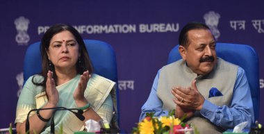 NEW DELHI INDIA 13 Haziran 2023 Devlet Bilim ve Teknoloji Bağımsız Sorumluluğu Bakanı Jitendra Singh ve MOS Dış İlişkiler ve Kültür Bakanı Meenakshi Lekhi ve diğer adaylara dağıtım atama mektupları sırasında