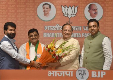 NEW DELHI INDIA 9 Haziran 2023 Eski AIADMK Milletvekili Dr. Vasudevan Maitreyan 2. L, ulusal genel sekreterler Arun Singh ve C T Ravi ve BJP lideri ve milletvekili Rajya Sabha Syed Zafar İslam ile 9 Haziran 2023 'de parti genel merkezinde BJP' ye katıldı.