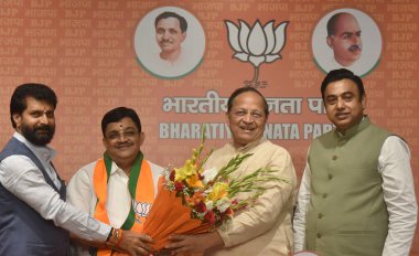 NEW DELHI INDIA 9 Haziran 2023 Eski AIADMK Milletvekili Dr. Vasudevan Maitreyan 2. L, ulusal genel sekreterler Arun Singh ve C T Ravi ve BJP lideri ve milletvekili Rajya Sabha Syed Zafar İslam ile 9 Haziran 2023 'de parti genel merkezinde BJP' ye katıldı.