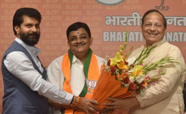 NEW DELHI INDIA 9 Haziran 2023 Eski AIADMK Milletvekili Dr. Vasudevan Maitreyan 2. L, ulusal genel sekreterler Arun Singh ve C T Ravi 'nin katılımıyla 9 Haziran 2023 tarihinde Yeni Delhi Hindistan' daki parti merkezinde Sonu Mehta Hindustan Times 