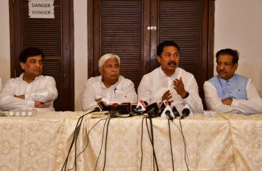 MUMBAI INDIA 13 Haziran 2023 Maharashtra Kongre Komitesi Sorumlu HK Patil ve Maharashtra Pradesh Kongre Komitesi Başkanı Nana Patole ve parti liderleri Ashok Chavan ve Prithviraj Chavan çekirdek komite toplantısından sonra basın mensuplarına konuştular.