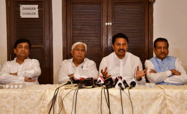 MUMBAI INDIA 13 Haziran 2023 Maharashtra Kongre Komitesi Sorumlu HK Patil ve Maharashtra Pradesh Kongre Komitesi Başkanı Nana Patole ve parti liderleri Ashok Chavan ve Prithviraj Chavan çekirdek komite toplantısından sonra basın mensuplarına konuştular.