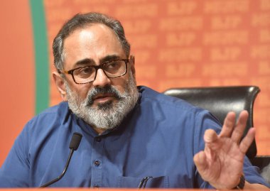 NEW DELHI INDIA 9 Haziran 2023 Hindistan Kalkınma ve Girişimcilikten Sorumlu Devlet Bakanı Rajeev Chandrasekhar 9 Haziran 2023 tarihinde Yeni Delhi Hindistan 'da parti genel merkezinde bakanlıklarıyla ilgili bir basın toplantısı düzenledi.