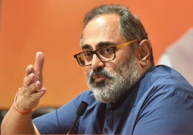 NEW DELHI INDIA 9 Haziran 2023 Hindistan Kalkınma ve Girişimcilikten Sorumlu Devlet Bakanı Rajeev Chandrasekhar 9 Haziran 2023 tarihinde Yeni Delhi Hindistan 'da parti genel merkezinde bakanlıklarıyla ilgili bir basın toplantısı düzenledi.