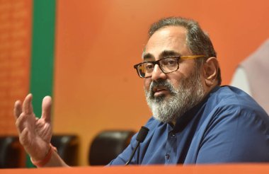 NEW DELHI INDIA 9 Haziran 2023 Hindistan Kalkınma ve Girişimcilikten Sorumlu Devlet Bakanı Rajeev Chandrasekhar 9 Haziran 2023 tarihinde Yeni Delhi Hindistan 'da parti genel merkezinde bakanlıklarıyla ilgili bir basın toplantısı düzenledi.