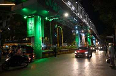 MUMBAI INDIA HAZİRAN 10 HAZİRAN Skywalk 'un altında ve içinde sokak lambaları işlevsizken, gökyüzü yürüyüşünün bazı sütunları Borivali West' teki BMC güzelleştirme projesi kapsamında renkli ışıklarla aydınlatılmaktadır.
