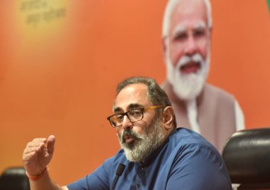 NEW DELHI INDIA 9 Haziran 2023 Hindistan Kalkınma ve Girişimcilikten Sorumlu Devlet Bakanı Rajeev Chandrasekhar 9 Haziran 2023 tarihinde Yeni Delhi Hindistan 'da parti genel merkezinde bakanlıklarıyla ilgili bir basın toplantısı düzenledi.