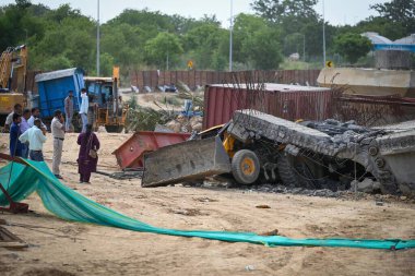 NEW DELHI INDIA 14 Haziran 2023 Delhi polis yetkilileri ile birlikte Dwarka otobanındaki bir levhanın JCB operatörünün üzerine düştüğü yerde görüldü ve 14 Haziran 2023 tarihinde Yeni Delhi Hindistan 'da Rajokri yakınlarındaki NH8' de öldü. 