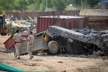 NEW DELHI INDIA 14 Haziran 2023 Delhi polis yetkilileri ile birlikte Dwarka otobanındaki bir levhanın JCB operatörünün üzerine düştüğü yerde görüldü ve 14 Haziran 2023 tarihinde Yeni Delhi Hindistan 'da Rajokri yakınlarındaki NH8' de öldü. 