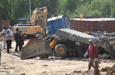 NEW DELHI INDIA 14 Haziran 2023 Delhi polis yetkilileri ile birlikte Dwarka otobanındaki bir levhanın JCB operatörünün üzerine düştüğü yerde görüldü ve 14 Haziran 2023 tarihinde Yeni Delhi Hindistan 'da Rajokri yakınlarındaki NH8' de öldü. 