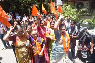 MUMBAI INDIA 10 Haziran 2023 Shiv Sena UBT kadın aktivistleri Maharashtra CM Eknath Shinde grubuna karşı protesto gösterisi düzenledi.