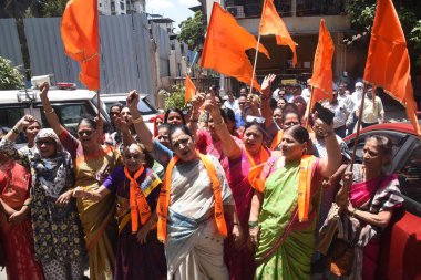 MUMBAI INDIA 10 Haziran 2023 Shiv Sena UBT kadın aktivistleri Maharashtra CM Eknath Shinde grubuna karşı protesto gösterisi düzenledi.