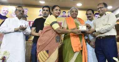 NEW DELHI INDIA 14 Haziran 2023 Delhi BJP Başkanı Virendra Sachdeva ve Doğu Delhi Milletvekili Gautam Gambhir BJP MLA Anil Bajpai OP Sharma ve diğerleri, Kanti Nag 'da Sarv Samaj Sammelan vesilesiyle Birlik Maliye Bakanı Nirmala Sitharaman' ı karşıladı.