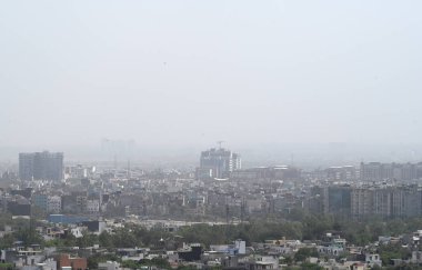 NOIDA INDIA 15 Haziran 2023 Toz kirliliği içindeki şehir manzarası 15 Haziran 2023 'te yükselen hava kirliliği seviyeleri Noida Hindistan Fotoğrafı: Sunil Ghosh Hindustan Times 