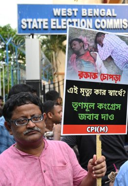 KOLKATA INDIA 15 Haziran 2023 Hindistan Komünist Partisi Marksist CPI üyeleri Trinamool tarafından doldurulduğu iddia edilen Bengal Panço Seçimleri 'nin son gününde Chopra North Dinajpur' da bir CPM parti üyesinin öldürülmesini ve şiddeti protesto ettiler. 