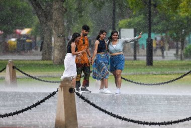 NEW DELHI INDIA 16 HAZİRAN 2023 Şiddetli yağmur sırasında Kartavya Yolu 'nda eğlenen 16 Haziran 2023 Hindistan Meteoroloji Bölümü Perşembe günü Delhi NCR' de şiddetli rüzgârlarla hafif yağmur öngörmüştü.