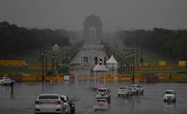 NEW DELHI INDIA 16 HAZİRAN 2023 Şiddetli yağmur sırasında Kartavya Yolu manzarası 16 Haziran 2023 'te Yeni Delhi Hindistan Meteoroloji Bölümü Delhi NCR' de şiddetli rüzgarlarla hafif yağmur öngörmüştü. 