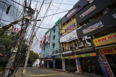NEW DELHI INDIA 16 Haziran 2023 Koçluk merkezinin dışında açıkken görülen elektrik kabloları dün Batra Sinema Mukherjee Nagar yakınlarındaki Ticari Kompleksi 'nde büyük bir yangın çıktı. 16 Haziran 2023 tarihinde Yeni Delhi' de 61 öğrenci yaralandı.