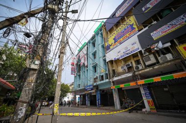 NEW DELHI INDIA 16 Haziran 2023 Koçluk merkezinin dışında açıkken görülen elektrik kabloları dün Batra Sinema Mukherjee Nagar yakınlarındaki Ticari Kompleksi 'nde büyük bir yangın çıktı. 16 Haziran 2023 tarihinde Yeni Delhi' de 61 öğrenci yaralandı.